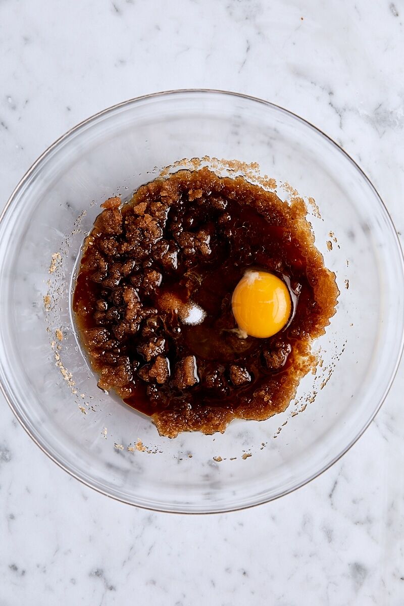 Brown butter, brown sugar, egg, vanilla, and salt in glass bowl