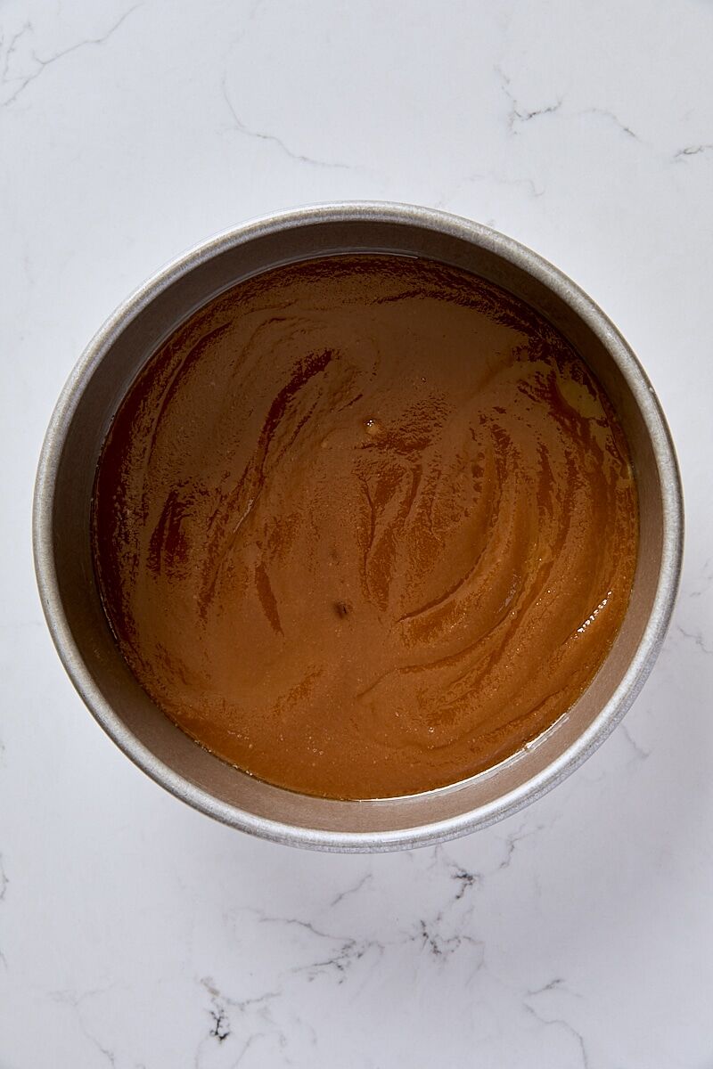 Brown sugar topping in round cake pan
