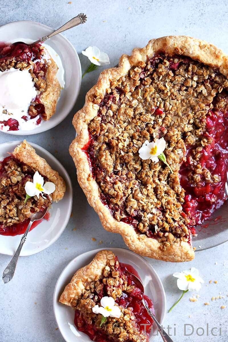 Strawberry Rhubarb Crumble Pie