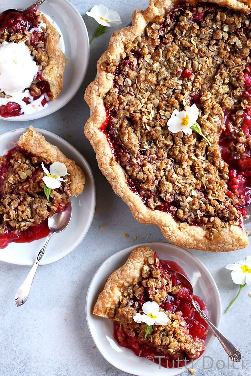 Strawberry Rhubarb Crumble Pie