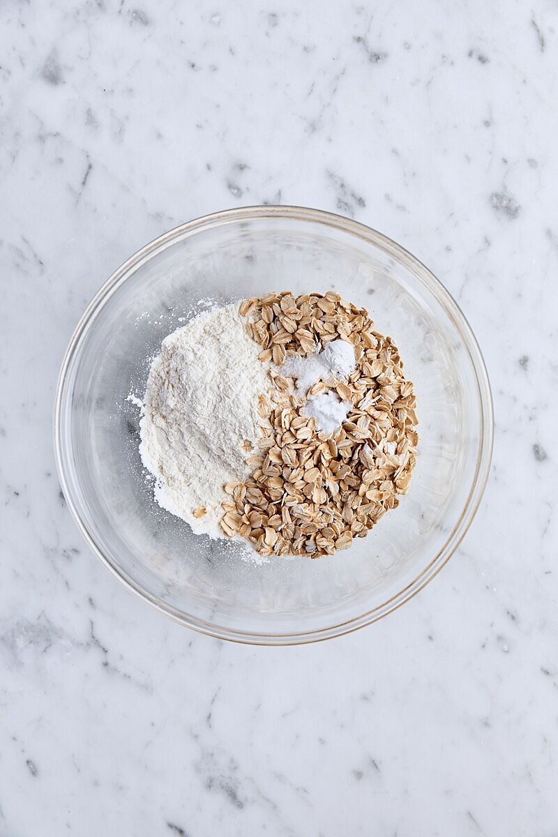 Flour, oats, baking soda, cornstarch, and salt in glass bowl